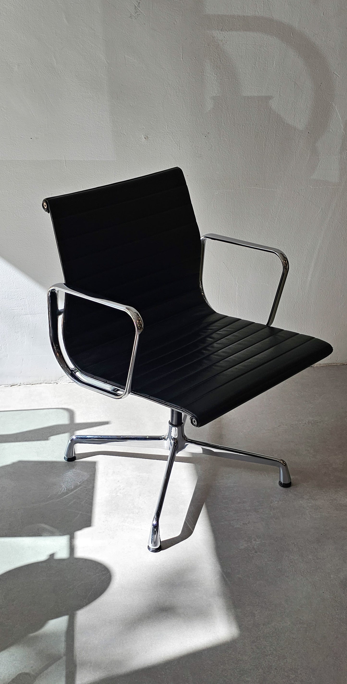 Vitra Eames Aluminium Chair EA 108