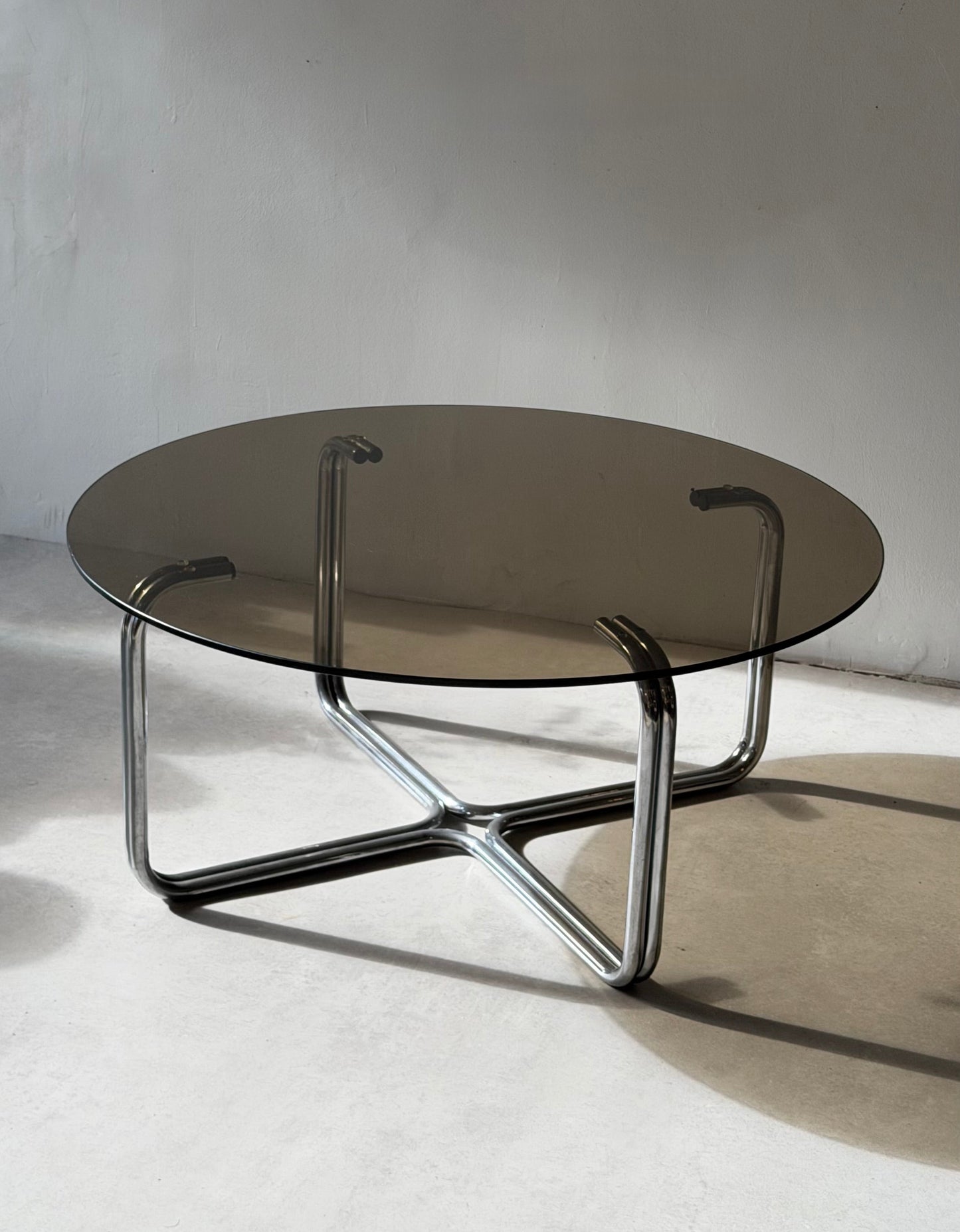 Italian round coffee table, 1970s.