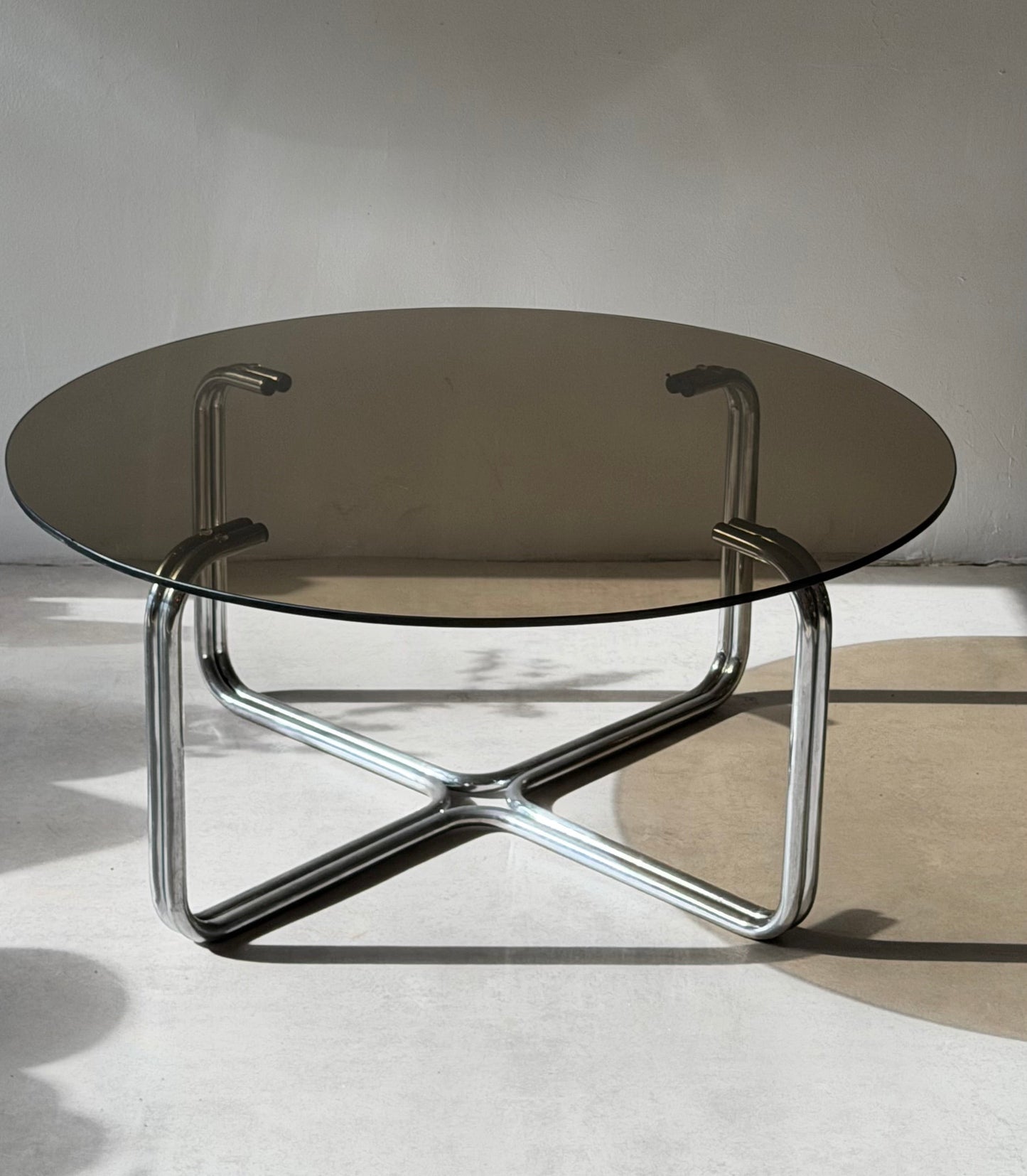 Italian round coffee table, 1970s.