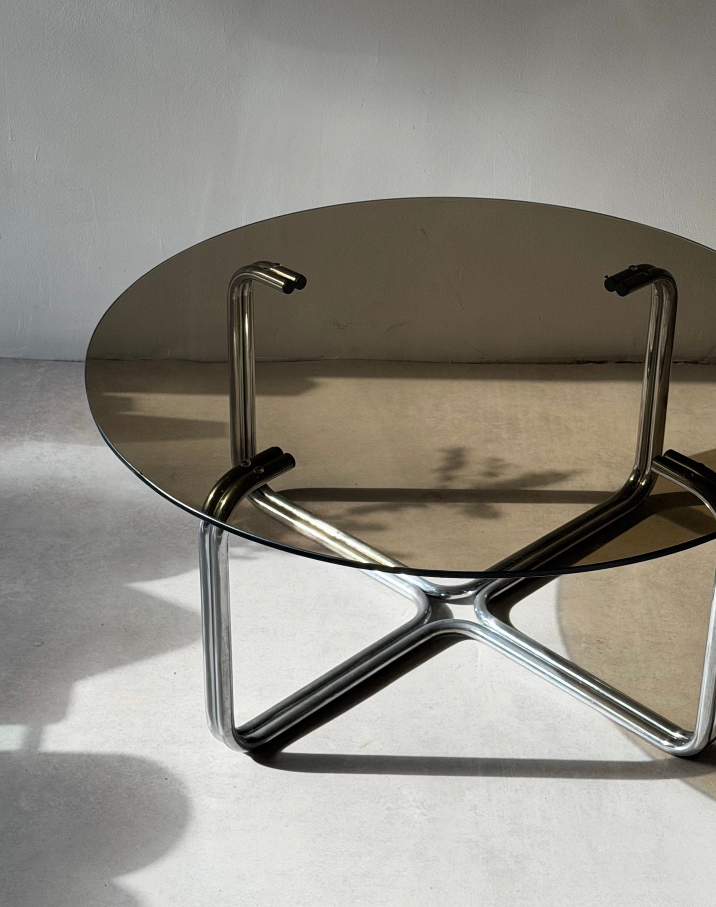 Italian round coffee table, 1970s.
