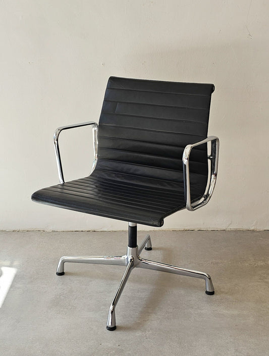 Vitra Eames Aluminium Chair EA 108