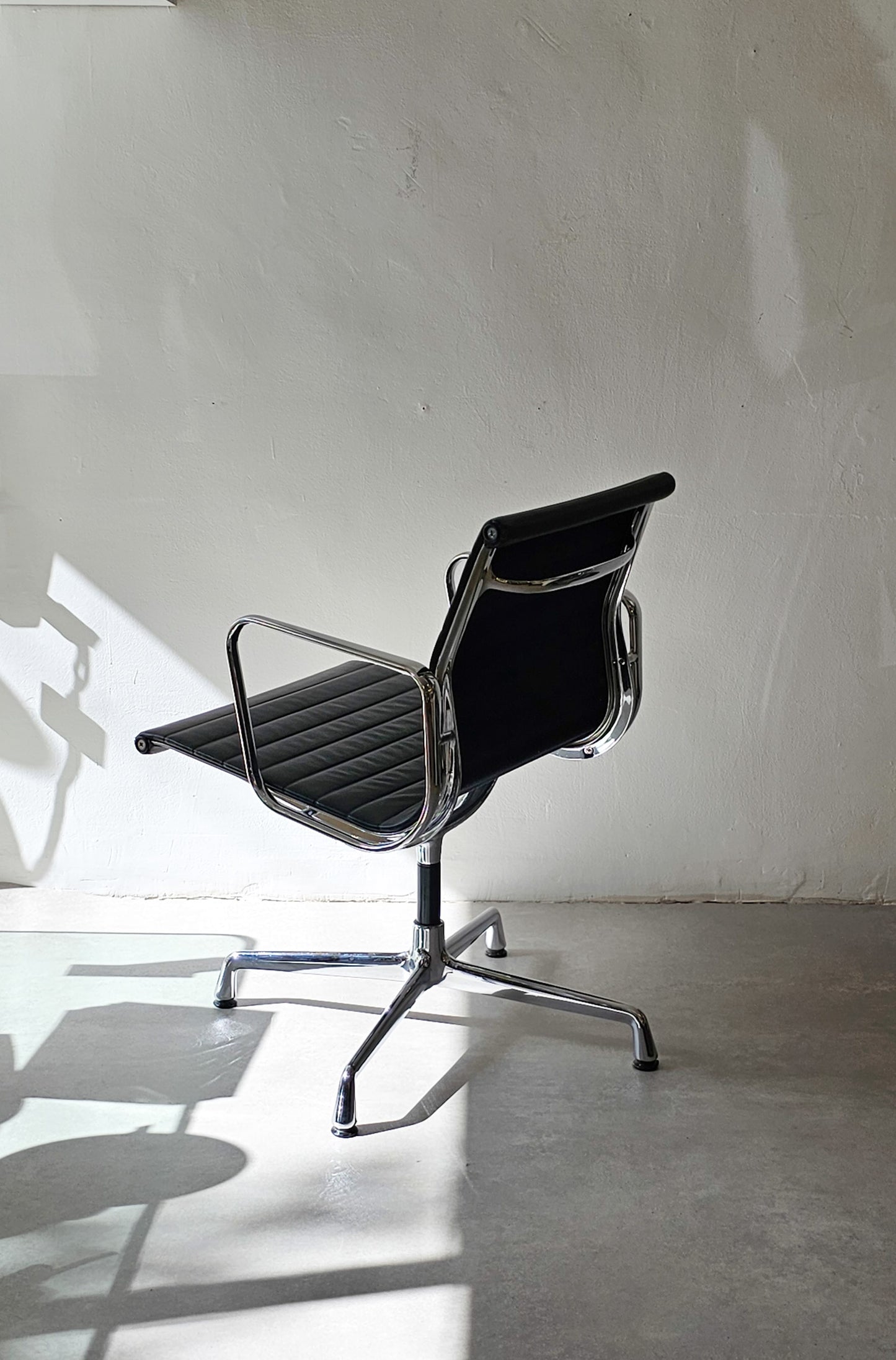 Vitra Eames Aluminium Chair EA 108