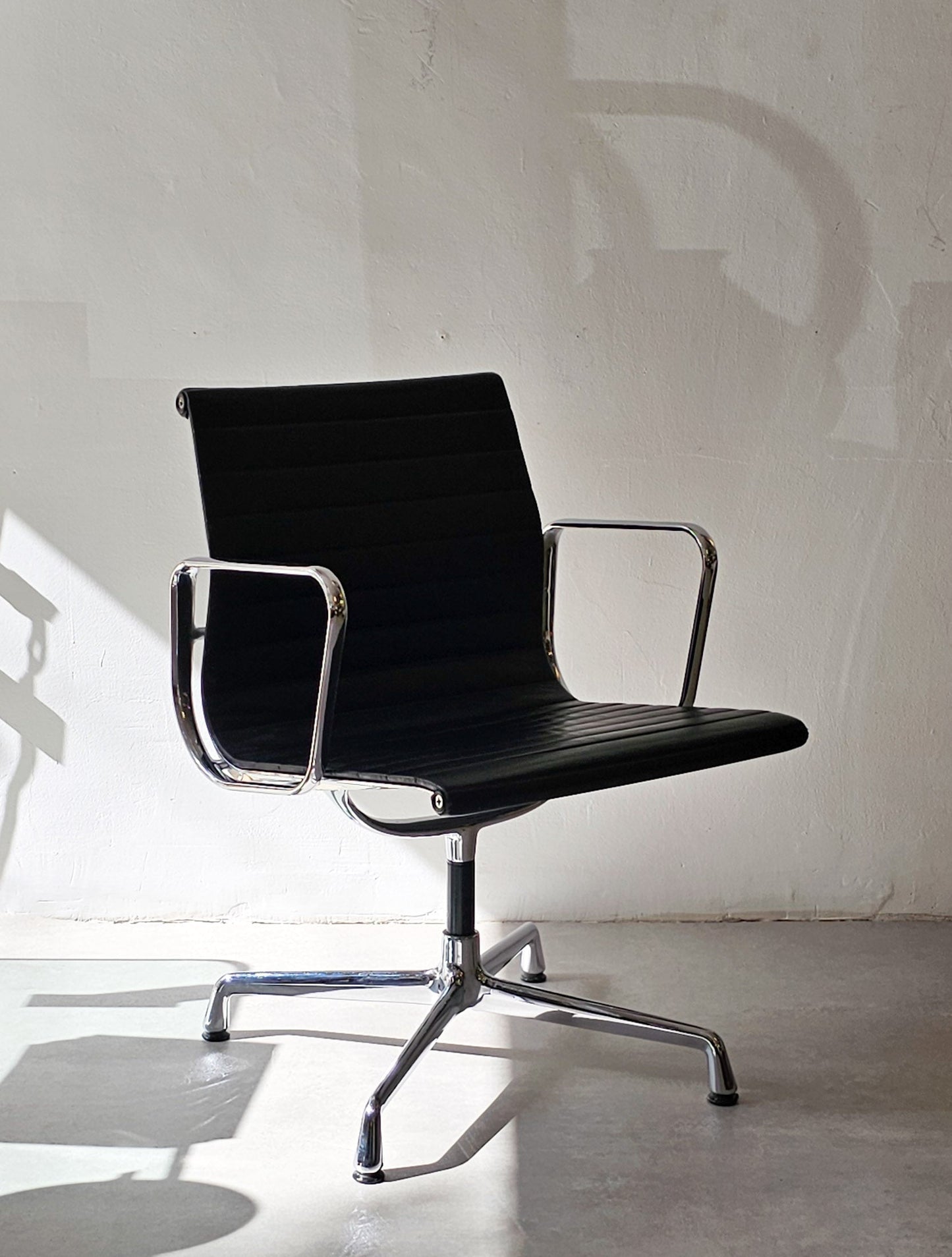 Vitra Eames Aluminium Chair EA 108